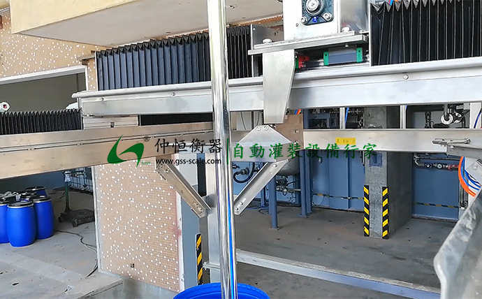 GAF-1500型200L*4桶 IBC噸桶自動(dòng)灌裝線現(xiàn)場調(diào)試7